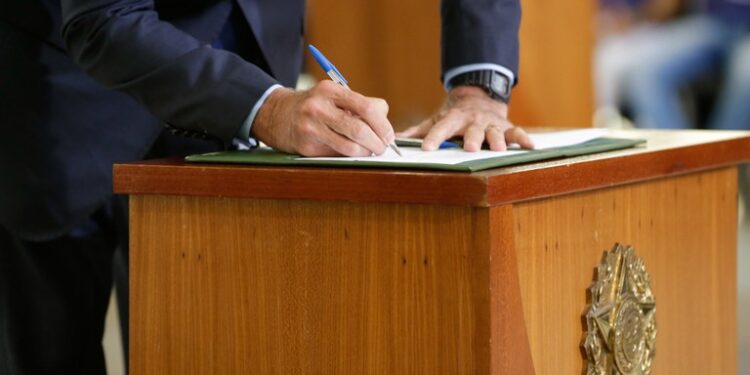 Governo vai tributar fundos exclusivos para compensar aumento da isenção do IR