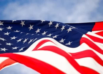 Funcionários das três maiores montadoras dos EUA entram em greve